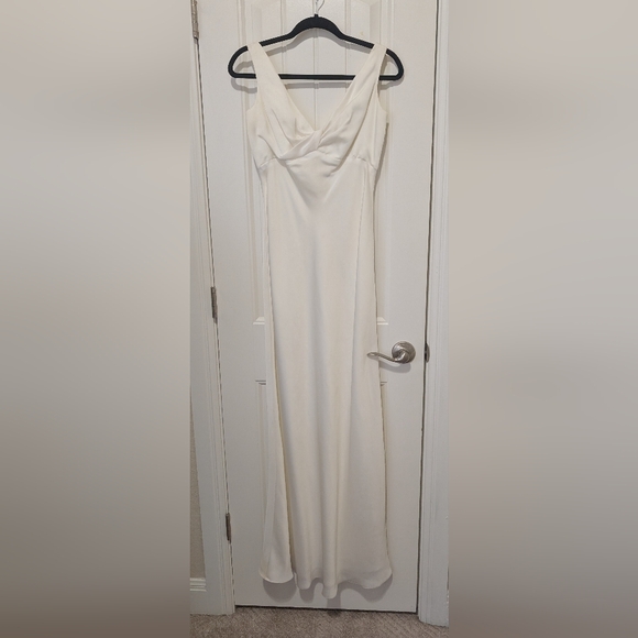 Alvina Valenta Maids White Wedding Bridesmaid Gown Size 2 - Picture 2 of 16